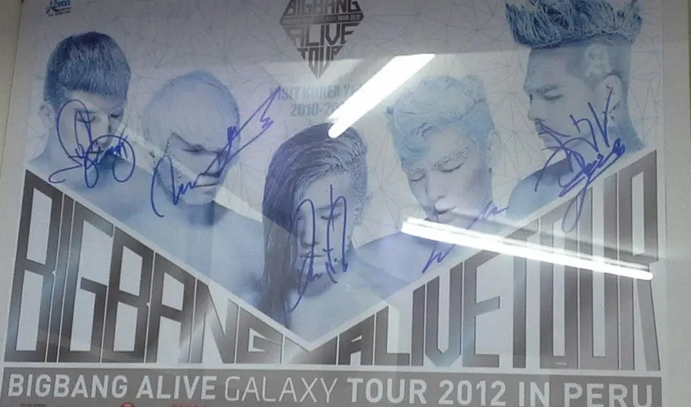 Póster autografiado por los miembros de BIGBANG en la tienda Kasoo. Créditos: Aldo Peralta