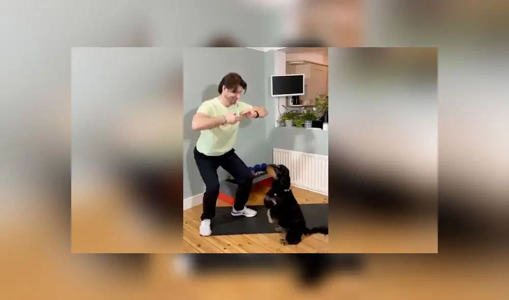 Desliza las imágenes para ver la increíble escena que protagonizó un travieso perro al ver que su dueño transmitía una clase de gimnasia. Foto: Craters Clips Desliza las imágenes para ver la increíble escena que protagonizó un travieso perro al ver que su dueño transmitía una clase de gimnasia. Foto: Craters Clips