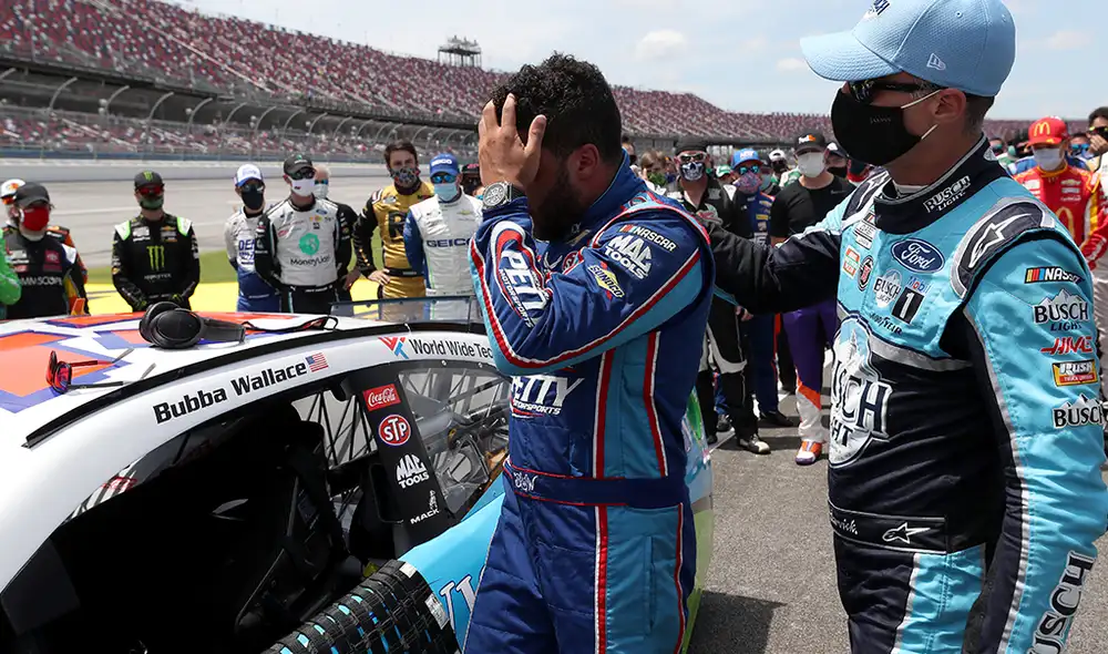 Bubba Wallace rompió en llanto con emotivo gesto de colegas tras sufrir acto de racismo previo a su participación en NASCAR. (FOTO: AFP).