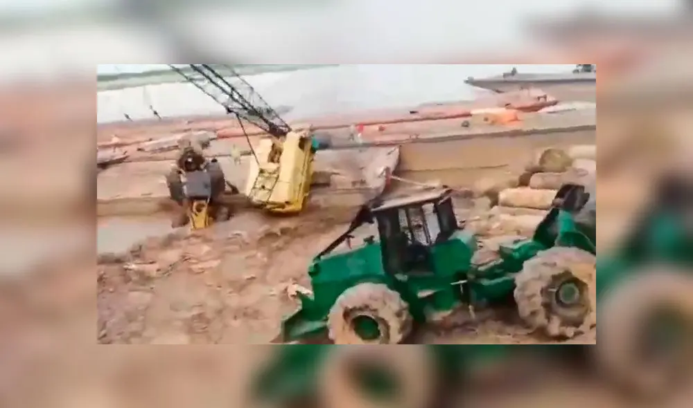 Grúa cayó porque no soportó peso de tractor que cargaba. Créditos: Captura Canal N. Grúa cayó porque no soportó peso de tractor que cargaba. Créditos: Captura Canal N.