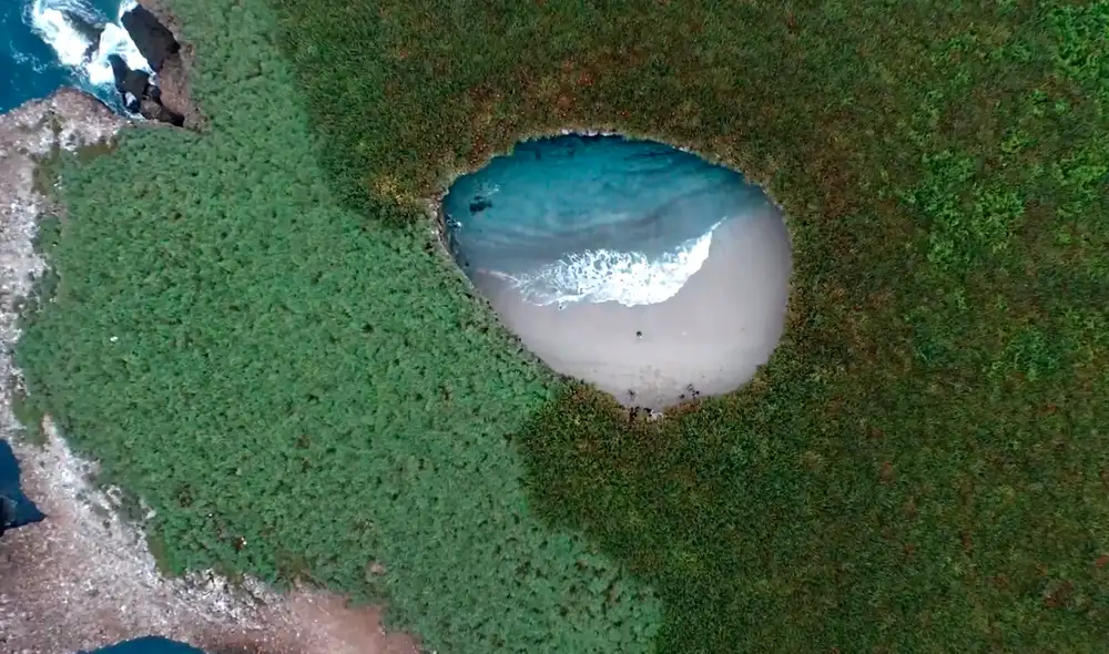 Las paredes que rodean la playa fueron usadas por el ejército mexicano para pruebas de tiro. Foto: Tarsicio Suárez / Videlo / YouTube