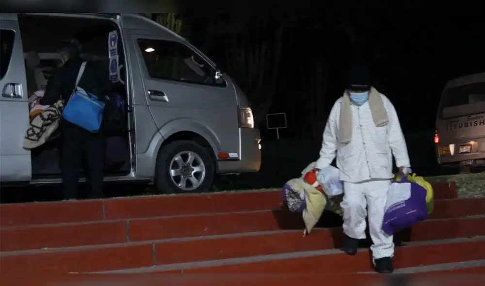 Arequipa: Trasladan a pacientes COVID-19 que están a la intemperie a otros establecimientos Arequipa: Trasladan a pacientes COVID-19 que están a la intemperie a otros establecimientos