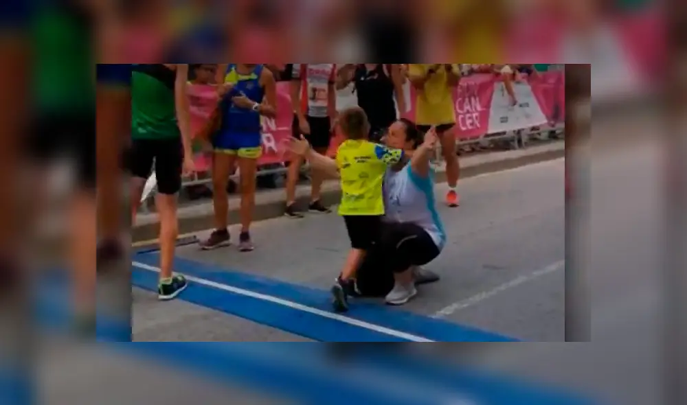 El pequeño de seis años llegó a la línea final donde lo esperó su mamá con los brazos abiertos. Vía: YouTube Foto: Captura El pequeño de seis años llegó a la línea final donde lo esperó su mamá con los brazos abiertos. Vía: YouTube Foto: Captura