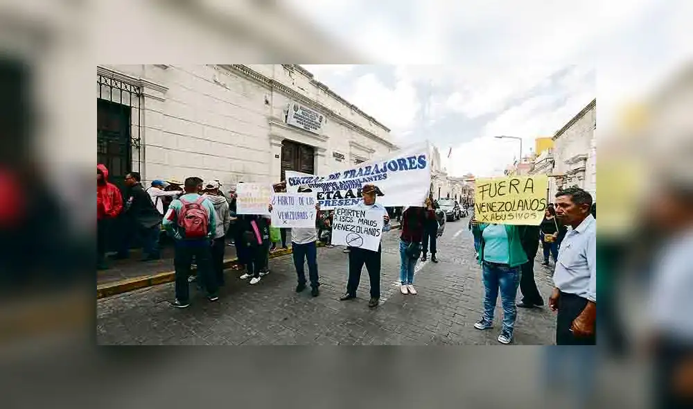 Ambulantes de Arequipa piden deportar venezolanos [VIDEO] 
