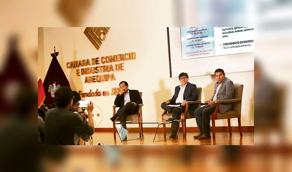 Asedio periodístico. Tres funcionarios de Southern, Carlos Vargas, Darío Oviedo y Carlos Quiñones, respondieron las preguntas de prensa mistiana. Asedio periodístico. Tres funcionarios de Southern, Carlos Vargas, Darío Oviedo y Carlos Quiñones, respondieron las preguntas de prensa mistiana.