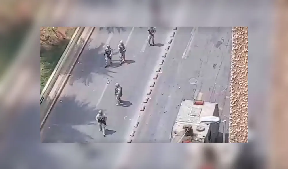 Protestas en Santiago de Chile registraron un polémico video en que militares apuntan contra manifestantes. Foto:soychile.cl/captura