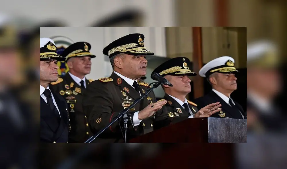 Venezuelan Defense Minister Vladimir Padrino Lopez (C) delivers a press conference in Caracas, along with members of the top military leadership "in support of the constitutional president", Nicolas Maduro on January 24, 2019. - Venezuelan leader Nicolas Maduro prepared to rally his military supporters Thursday as the US and key allies backed a challenge from his leading rival who declared himself "acting president." Padrino Lopez said the military would show "backing for the sovereignty" of Venezuela. (Photo by Luis ROBAYO / AFP)