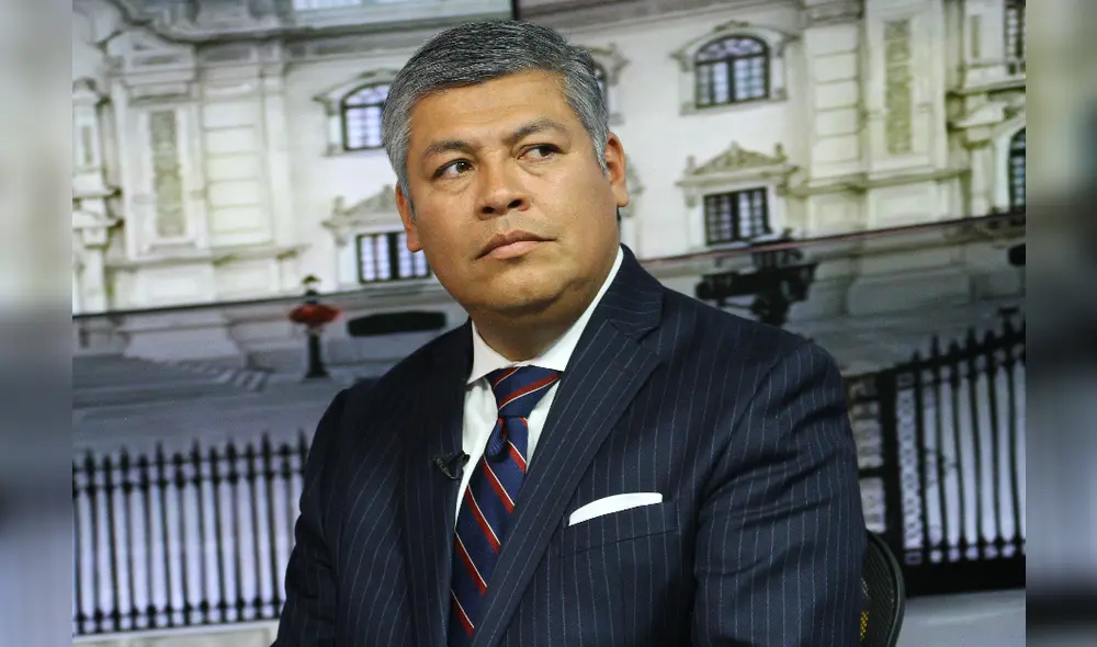 El constitucionalista Luciano López, en un comunicado conjunto con las juristas Betzabé Marciani, Elena Alvites, Rocío Villanueva y Elizabeth Salmón. Foto: La República.