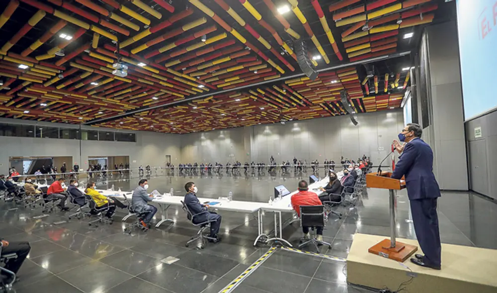 Estrategia. Gobernadores regionales y alcaldes expresaron ayer su apoyo al presidente Vizcarra en medio de esta crisis. (Foto: SEPRES)