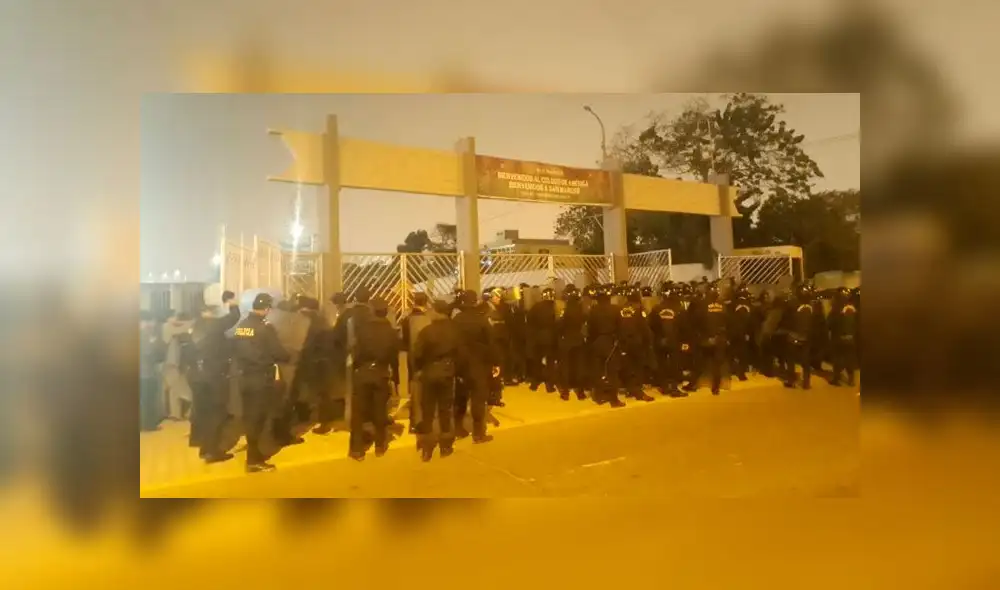 PNP ingresó al campus universitario para expulsar a los estudiantes que tomaron la casa de estudios. Créditos: Difusión.