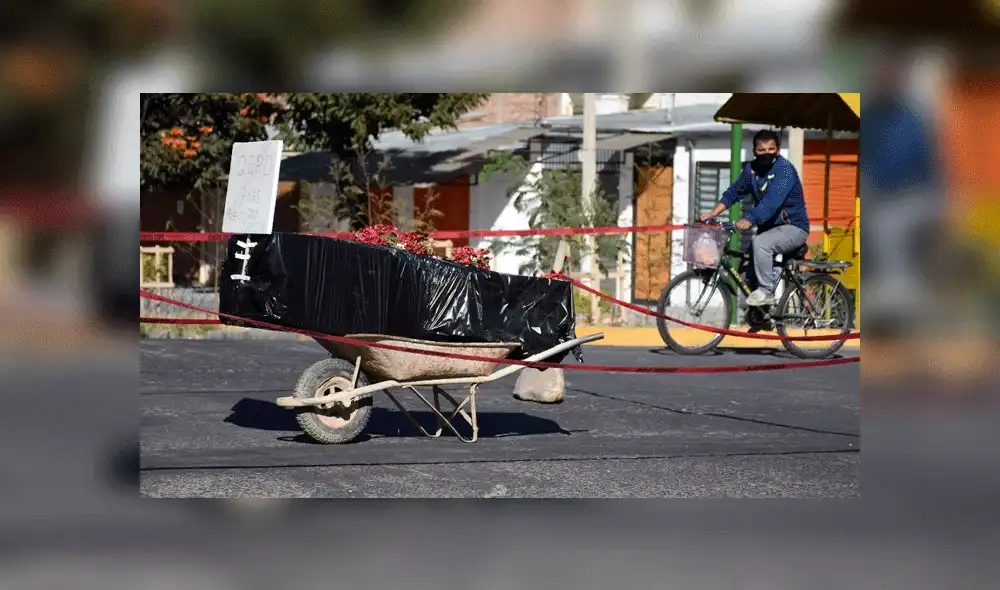 El cuerpo llevaba siete días en la casa familiar, según un vecino. Foto: AP.