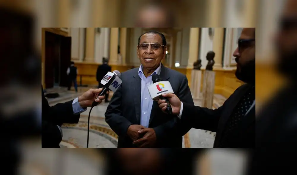 Congresista Justiniano Apaza: "Si cae el presidente tienen que caer todos, debemos irnos todos" Congresista Justiniano Apaza: "Si cae el presidente tienen que caer todos, debemos irnos todos"
