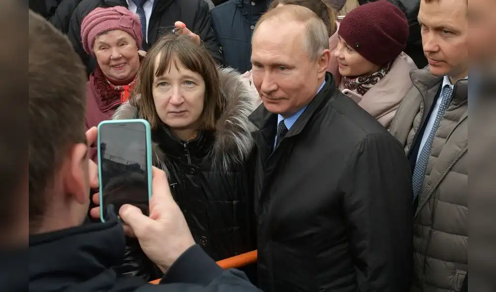 Mujer increpa en la calle a Putin por el bajo nivel de vida en Rusia. Foto: Captura.
