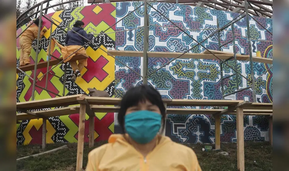 Artista de la comunidad shipiba de Cantagallo pintan mural. Foto: Jorge Cerdán/ La República.