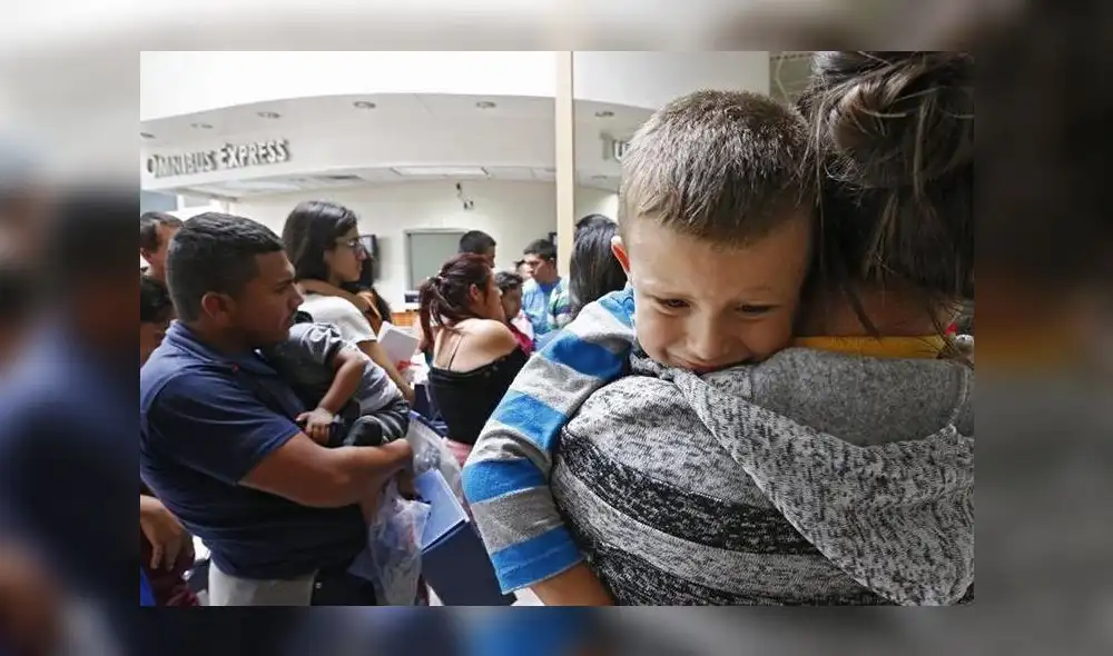 EE. UU. : juez federal ordena detener las deportaciones familiares