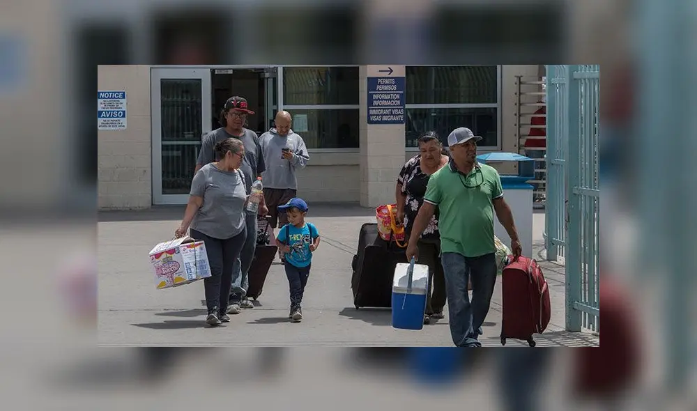 Inmigrantes latinos cruzando la frontera México-EE. UU. Foto: AFP.
