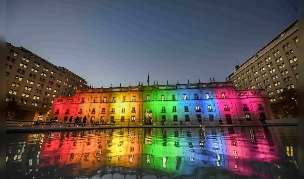 Chile ilumina palacio gubernamental con colores de la diversidad sexual Chile ilumina palacio gubernamental con colores de la diversidad sexual