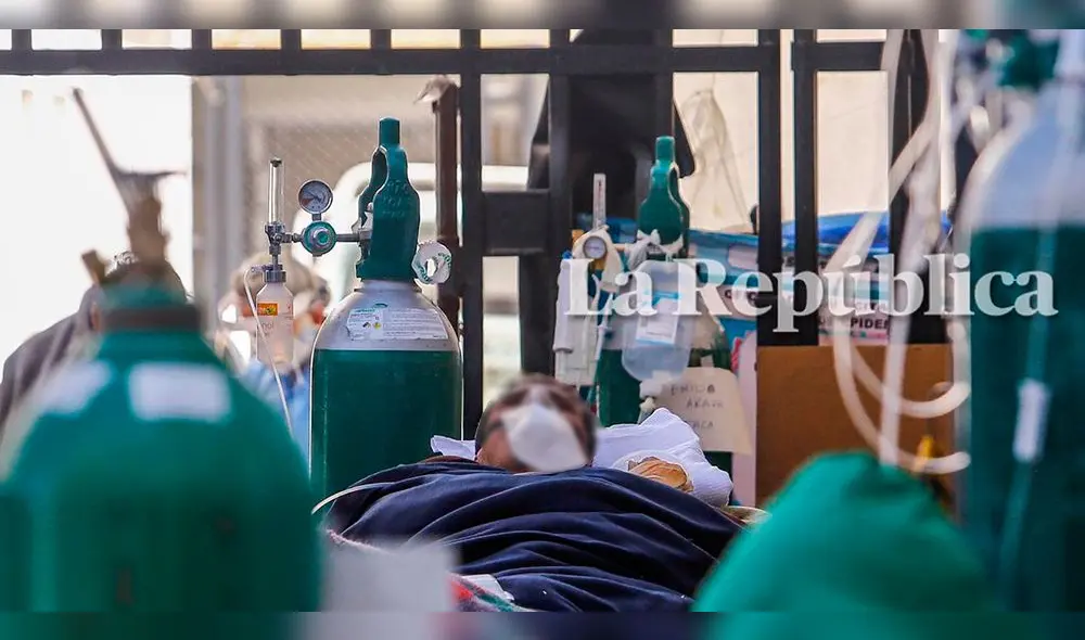 En promedio más de 15 enfermos amanecieron para el jueves al lado de su balón de oxígeno en la intemperie. En promedio más de 15 enfermos amanecieron para el jueves al lado de su balón de oxígeno en la intemperie.