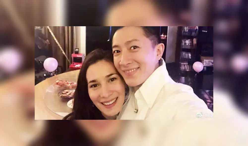 Pareja ha comenzado a repartir tarjetas de invitación para su boda, según un medio chino. Pareja ha comenzado a repartir tarjetas de invitación para su boda, según un medio chino.