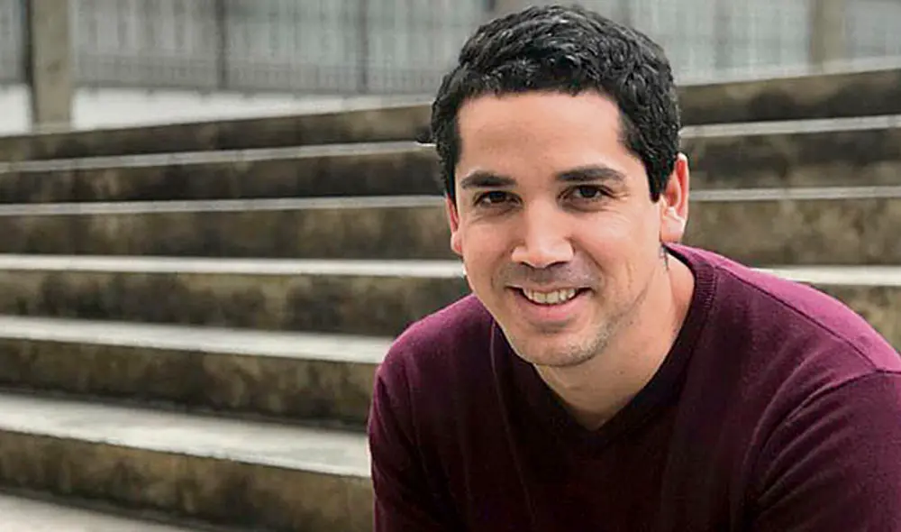 Escritor. Antonio Gazís y la portada de su libro premiado. Escritor. Antonio Gazís y la portada de su libro premiado.