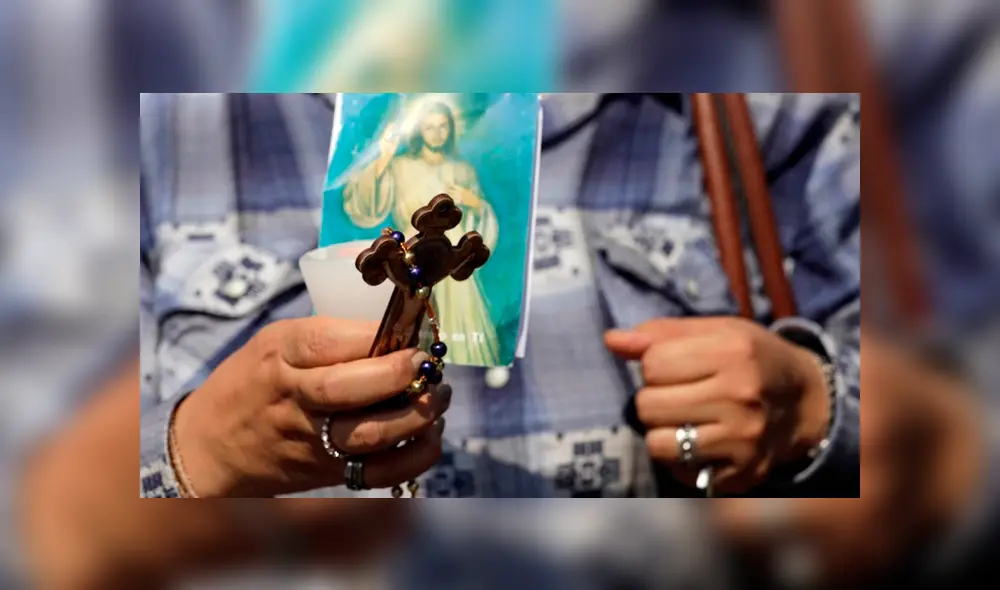 Victoria Barrios llevó un crucifijo y una imagen durante el recorrido. (Foto: Infobae) Victoria Barrios llevó un crucifijo y una imagen durante el recorrido. (Foto: Infobae)