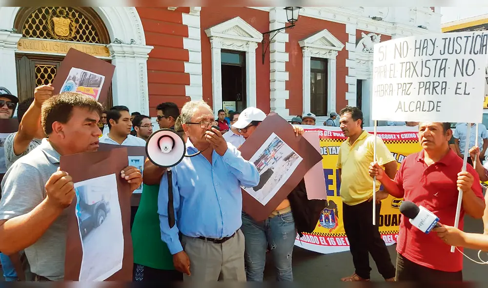 Plantón. Taxistas exigen mejorar vías porque afectan sus unidades.