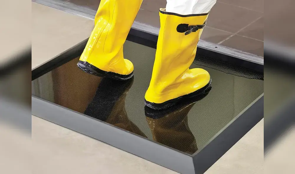 En diversos establecimientos es obligatorio el uso del tapete de desinfección de calzado. (Foto: Internet)