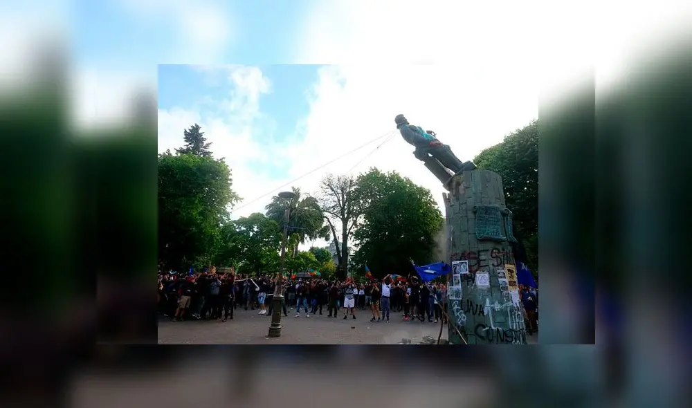 Instantes en que derriban la estatua del conquistador de Chile. Foto: Difusión Instantes en que derriban la estatua del conquistador de Chile. Foto: Difusión