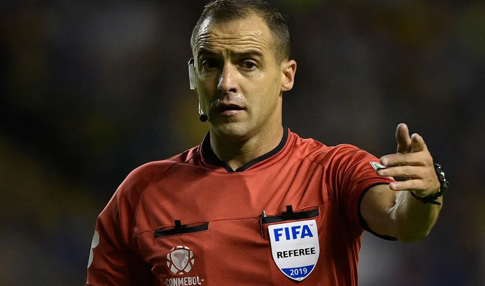 El uruguayo Esteban Ostojich será el árbitro del partido entre Perú y Chile por las Eliminatorias Qatar 2022. Foto: AFP