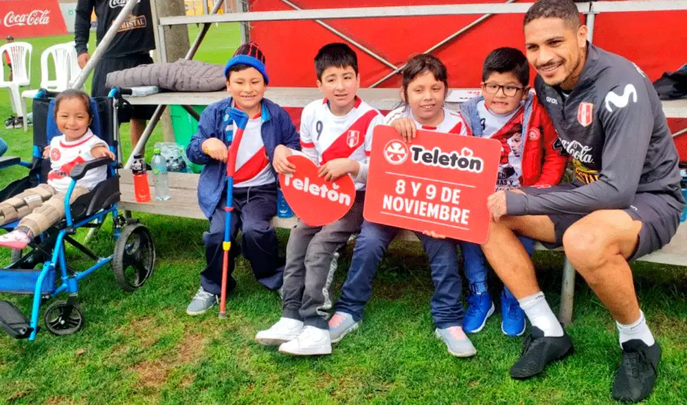 Paolo Guerrero recibe visita de niños de la teletón en entrenamiento de la selección peruana. Paolo Guerrero recibe visita de niños de la teletón en entrenamiento de la selección peruana.