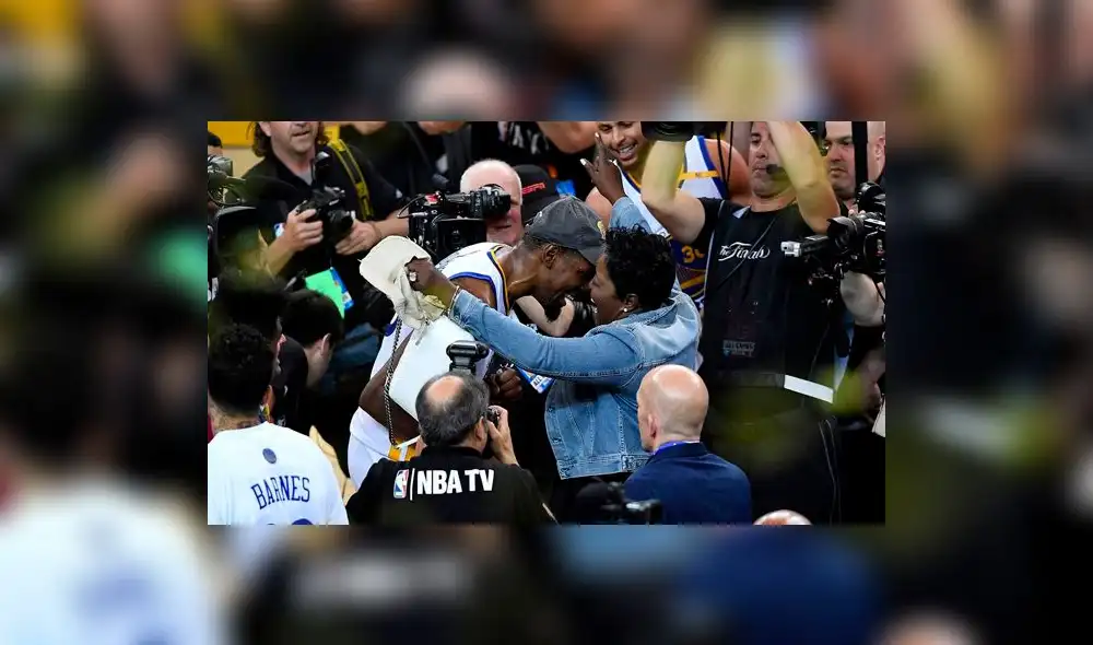 Emotiva dedicatoria de Kevin Durant a su madre tras ser elegido mejor jugador de la NBA [VIDEO]