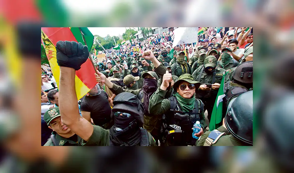 Policías continúan motín y Evo abandona palacio