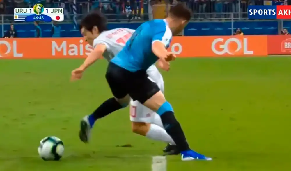 Diego Haro criticado por no hacer el uso del VAR en polémica jugada del Uruguay - Japón. | Foto: Composición LR Diego Haro criticado por no hacer el uso del VAR en polémica jugada del Uruguay - Japón. | Foto: Composición LR