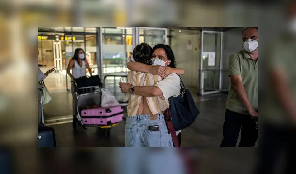 Escenas tiernas se presenciaron en los aeropuertos. Foto: El País