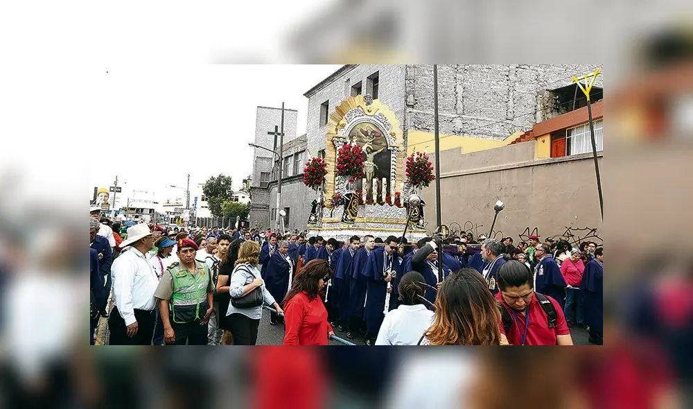 Partida. Procesión de ayer inició desde la iglesia del Pilar. Partida. Procesión de ayer inició desde la iglesia del Pilar.