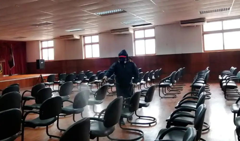 Hinchas de Alianza Lima desinfectan comisarias de La Victoria. | Foto: Comando Sur