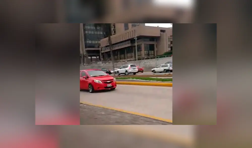 Denuncian que auto particular invadió vía del Metropolitano en la Vía Expresa. Créditos: Captura.