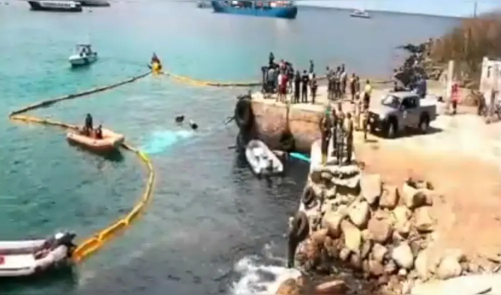 Ecuador declara emergencia en Galápagos por derrame de combustible al hundirse barcaza. Foto: Captura. Ecuador declara emergencia en Galápagos por derrame de combustible al hundirse barcaza. Foto: Captura.