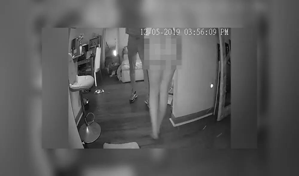 La modelo se levantó de su cama al escuchar los fuertes ladridos de sus perros y en el camino se topó con un peligroso delincuente que le exigió el dinero de su caja fuerte. La modelo se levantó de su cama al escuchar los fuertes ladridos de sus perros y en el camino se topó con un peligroso delincuente que le exigió el dinero de su caja fuerte.