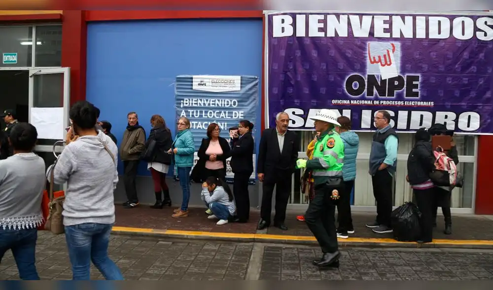 A la vez, un 11 % sostiene que serán una molestia y perdida de tiempo el ir a sufragar. Foto: La República. A la vez, un 11 % sostiene que serán una molestia y perdida de tiempo el ir a sufragar. Foto: La República.