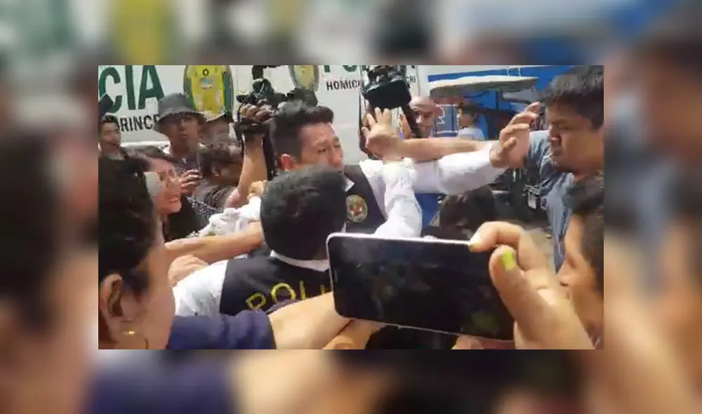 Los policías que resguardaban al detenido evitaron que sea linchado. (Foto: Captura de video)