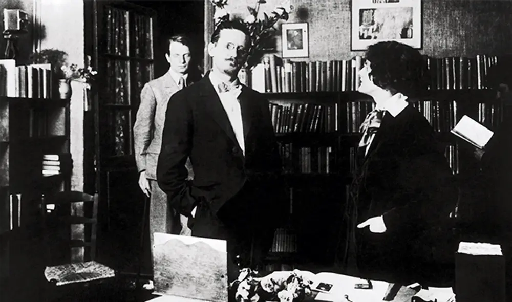 Como en casa. James Joyce es atendido por Silvia Beach.