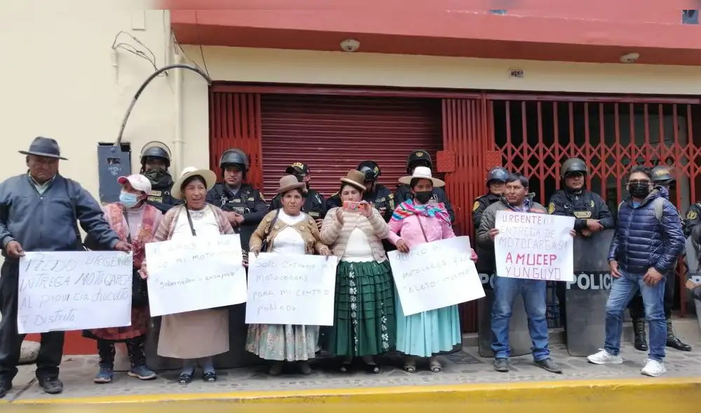 Los alcaldes de los centros poblados protestan en la sede del gobierno regional de Puno. Foto: La República