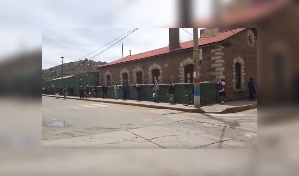 En las afueras del supermercado Plaza Vea en Puno, hombres formaron largas colas. En las afueras del supermercado Plaza Vea en Puno, hombres formaron largas colas.