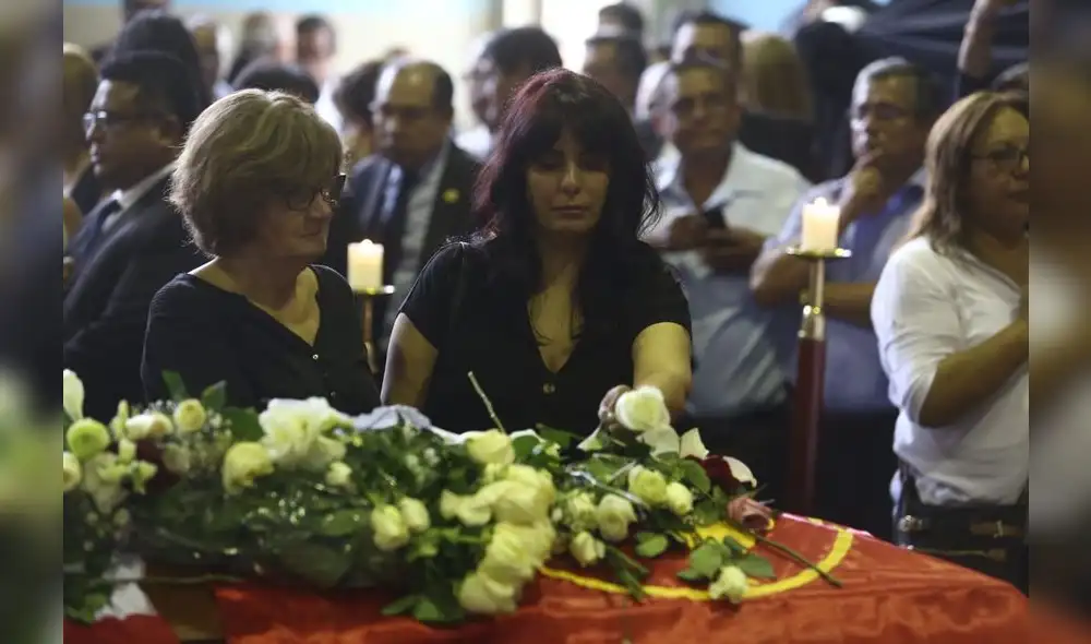 Personalidades políticas, militantes y público en general despiden a Alan García en la Casa del Pueblo. [FOTOS]