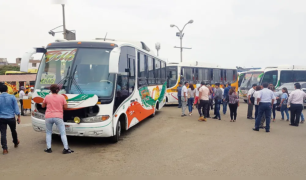 TERMINAl SANTA CRUZ. Transportistas llevan más de veinte años allí y no han ejecutado ninguna mejora en beneficio de usuarios. TERMINAl SANTA CRUZ. Transportistas llevan más de veinte años allí y no han ejecutado ninguna mejora en beneficio de usuarios.
