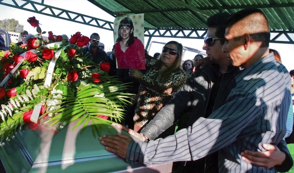 Familiares de Marisela Escobedo despien el ataud de la activista, quien no logró ver al asesino tras las rejas antes de su muerte. Foto: AFP