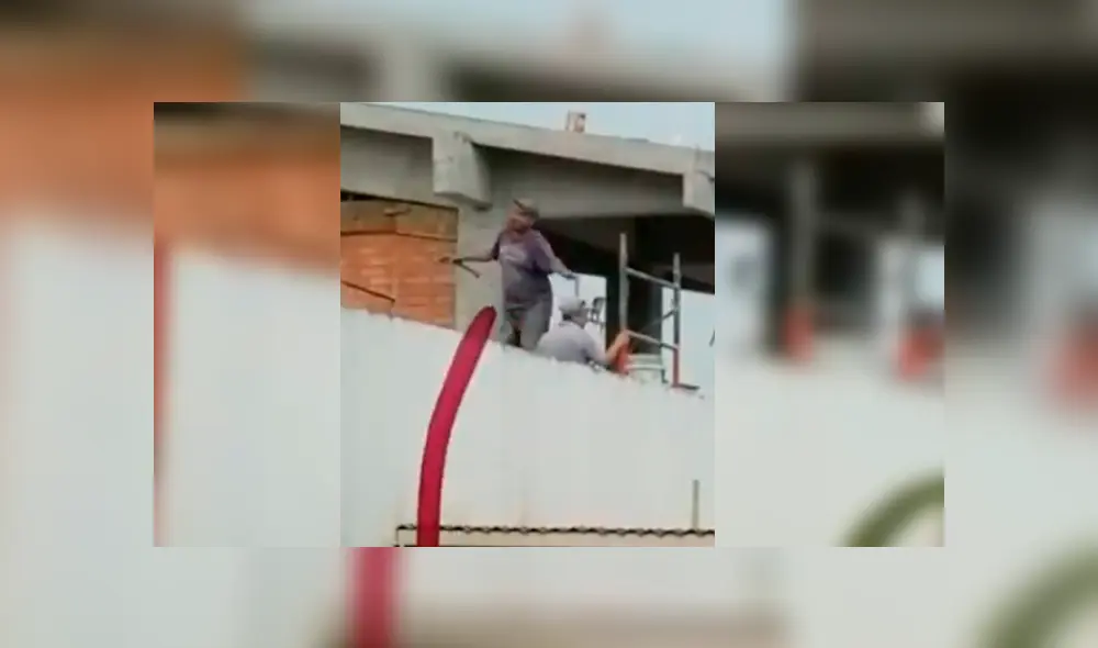 Obrero interrumpió sus labores en el techo de una casa y se dejó llevar por la potente música de evento Obrero interrumpió sus labores en el techo de una casa y se dejó llevar por la potente música de evento