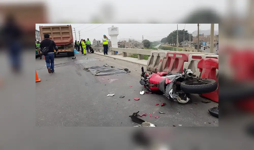 La víctima fue expulsada de su moto y quedó atrapado entre las llantas del camión. La víctima fue expulsada de su moto y quedó atrapado entre las llantas del camión.