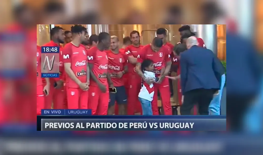 Paolo Guerrero le dio un presente a la niña. Créditos: Captura de tv